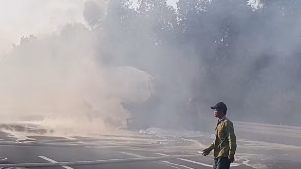 Sau hơn một tiếng đồng hồ dập lửa, lực lượng chức năng đã kiểm soát được ngọn lửa. Ảnh: tuoitre.vn