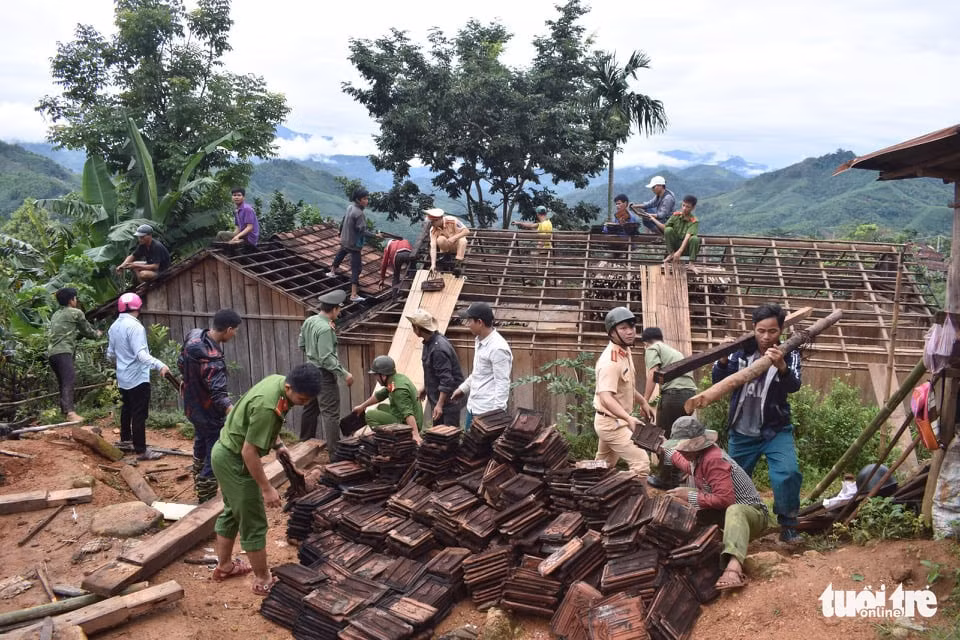 Dọn dẹp nhà cửa chuẩn bị chống bão ở thôn Ra Pân, xã Sơn Long, huyện Sơn Tây, Quảng Ngãi sáng 27-10. Ảnh: Trần Mai