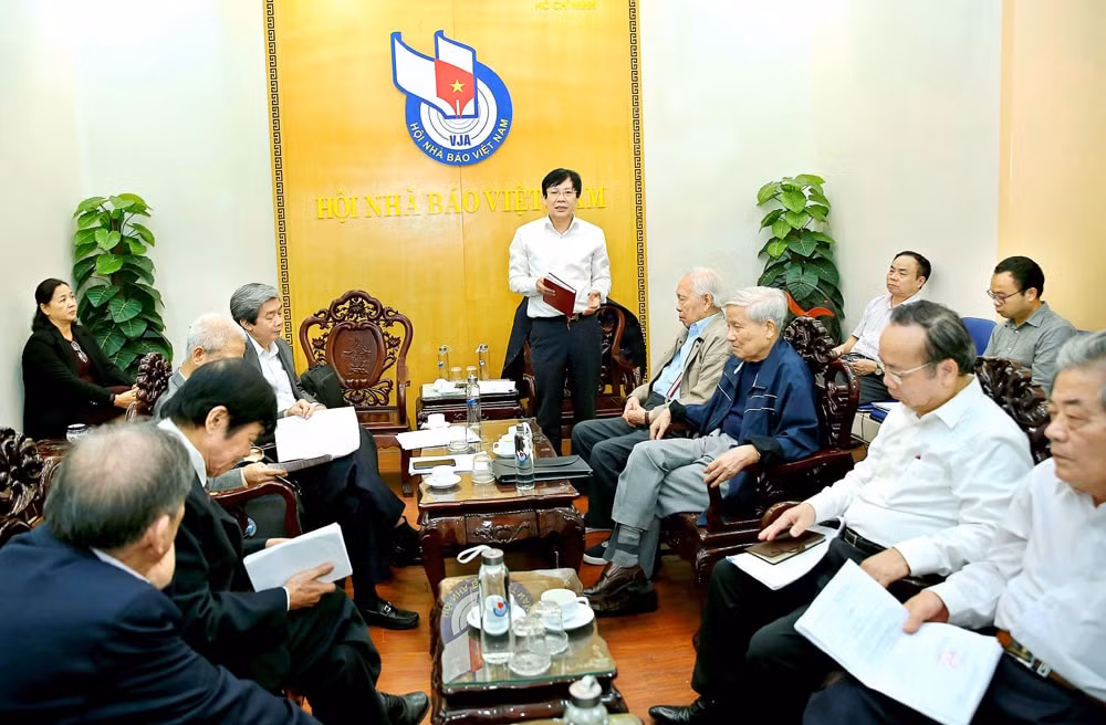 Đồng chí Hồ Quang Lợi, Phó Chủ tịch Thường trực Hội Nhà báo Việt Nam phát biểu tiếp thu các ý kiến tại hội nghị. Ảnh: Sơn Hải