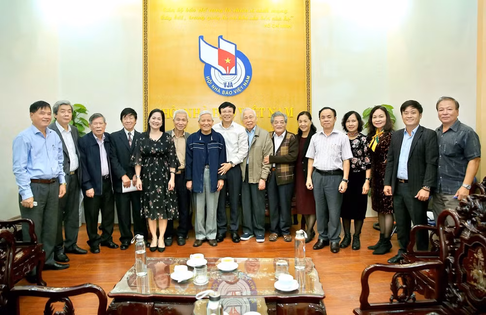 Đồng chí Hồ Quang Lợi, Phó Chủ tịch Thường trực Hội Nhà báo Việt Nam chụp ảnh cùng các đồng chí nguyên lãnh đạo hội qua các thời kỳ. Ảnh: Sơn Hải