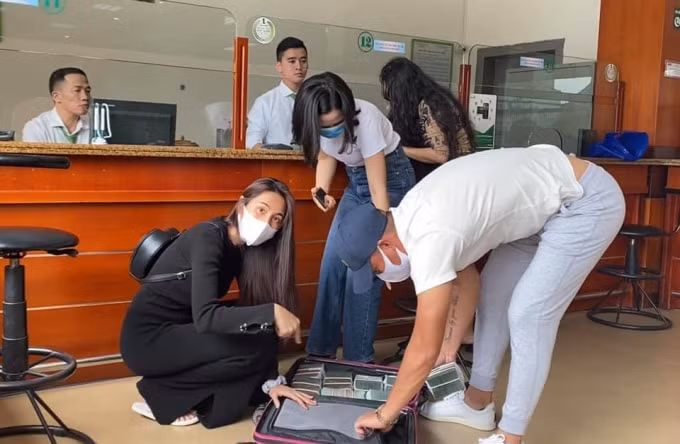 Thủy Tiên vẫn mang balo nhỏ nhưng lần này tiền được xếp cẩn thận trong vali. (Ảnh: FBNV)