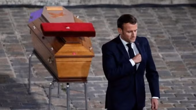 Tổng thống Pháp Emmanuel Macron đến dự buổi tưởng nhớ giáo viên lịch sử Paty bị giết hại dã man bởi một thanh niên cực đoan - Ảnh: AFP