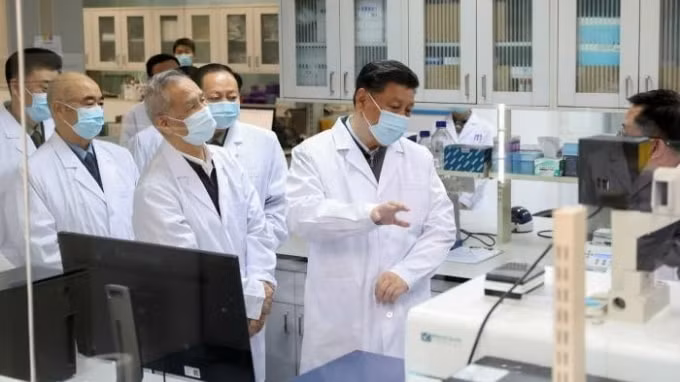 Chủ tịch Trung Quốc Tập Cận Bình thăm một phòng nghiên cứu vắc xin COVID-19 tại Trung Quốc - Ảnh: Xinhua.net