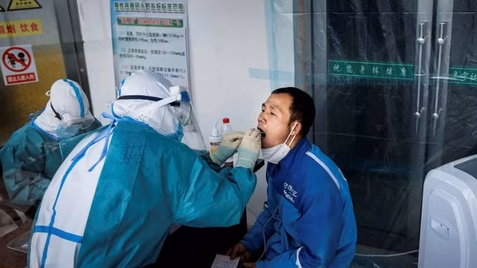 Hàng nghìn người Trung Quốc đã được tiêm vắc xin COVID-19 thử nghiệm sau khi chính phủ cấp giấy phép sử dụng khẩn cấp (EUL) - Ảnh: Xinhua