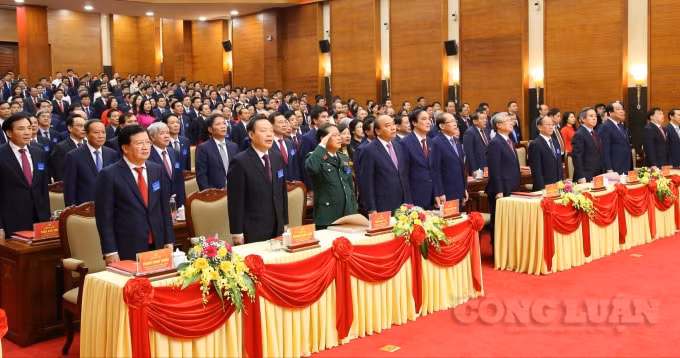 Các đại biểu thực hiện nghi lễ chào cờ khai mạc Đại hội.