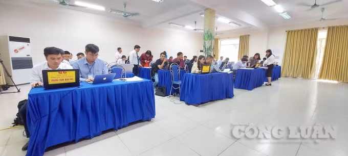 Các phóng viên đến từ các cơ quan báo chí Trung ương và địa phương.