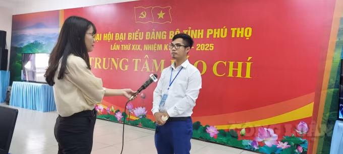 Phóng viên Đài Phát thanh và truyền hình tỉnh Phú Thọ tác nghiệp tại Trung tâm báo chí.