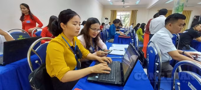 Phóng viên Tạp chí Văn nghệ Đất Tổ tác nghiệp tại Đại hội.