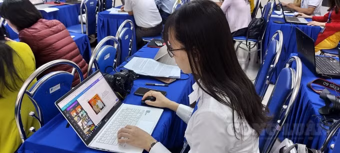 Các phóng viên cập nhật thông tin về Đại hội liên tục và thời sự.
