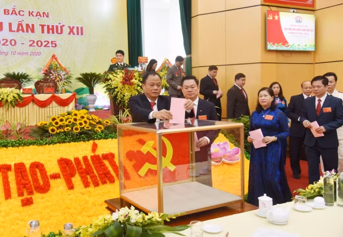 Đại biểu bỏ phiếu bầu Ban Chấp hành khóa XII, nhiệm kỳ 2020-2025