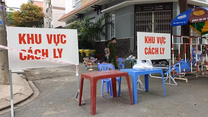 Một ngõ nhỏ tại TP.HCM bị phong tỏa do ca nghi mắc COVID-19. Ảnh: TL