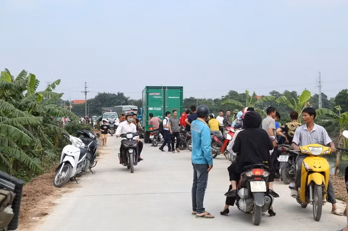 Số đông người dân tập trung tại hiện trường. Ảnh: saostar.vn
