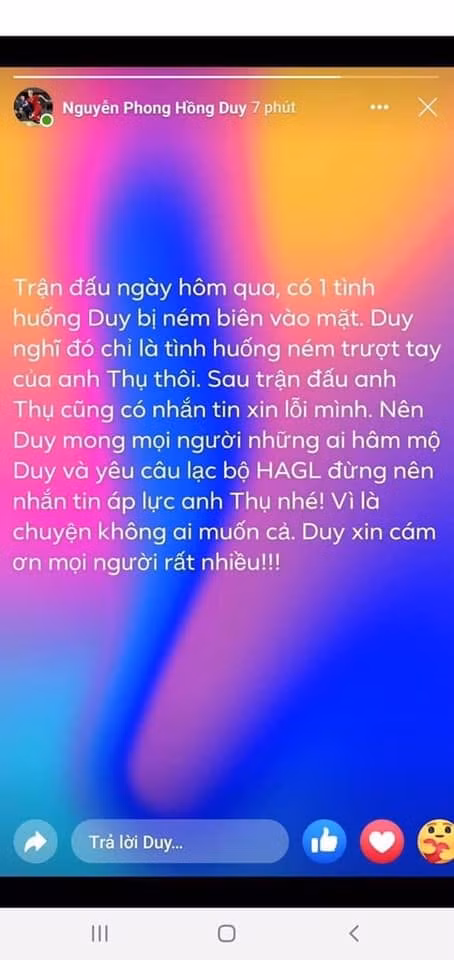 Hậu vệ Hồng Duy chính thức lên tiếng sau khi bị Thanh Thụ ném bóng vào mặt. Ảnh: bongda24h