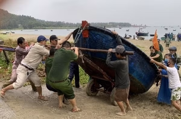 Ngư dân Đà Nẵng đưa các phương tiện lên bờ để phòng tránh bão số 9