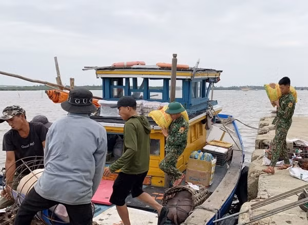 Bộ đội giúp người dân Quảng Nam vận chuyển lương thực, thực phẩm dự trữ trước bão số 9. Ảnh: Báo Quảng Nam