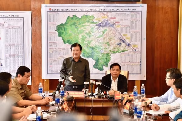 Phó Thủ tướng Trịnh Đình Dũng chủ trì cuộc họp Ban Chỉ đạo tiền phương, tại Đà Nẵng. Ảnh: VGP