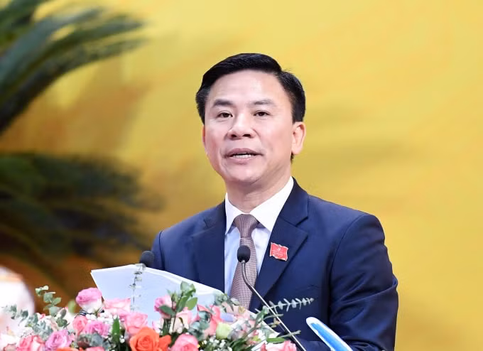 Đồng chí Đỗ Trọng Hưng, Phó Bí thư Thường trực Tỉnh ủy, Trưởng Đoàn ĐBQH tỉnh Thanh Hóa trình bày Báo cáo Chính trị của Ban Chấp hành Đảng bộ tỉnh khóa XVIII trình Đại hội đại biểu Đảng bộ tỉnh lần thứ XIX.