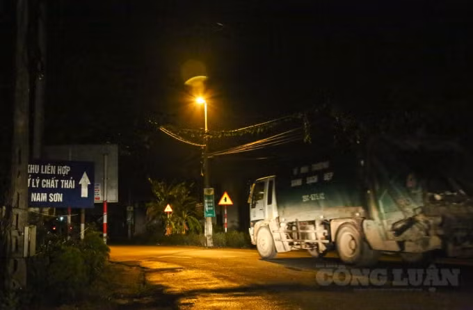 Theo ghi nhận của PV Báo Nhà báo và Công luận, các xe rác đã hoạt động từ khoảng 20h tối ngày 26/10. Tuy nhiên phải đến hơn 23h đêm, lượng xe đổ về cổng bãi rác Nam Sơn và Khu liên hợp xử lý chất thải Nam Sơn mới bắt đầu trở nên đông đúc.