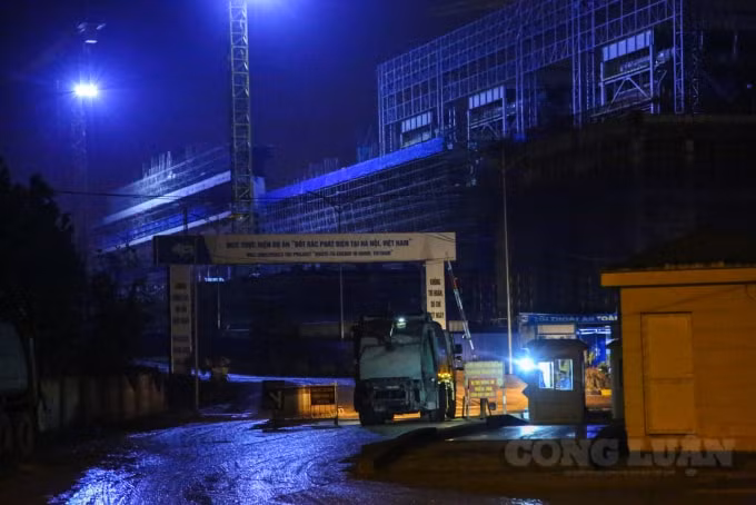 Các xe ra qua cổng vào 