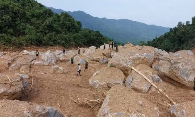 Hiện trường vụ sạt lở vùi lấp 4 người đi rừng ở Quảng Bình. (Ảnh: vietnamnet)
