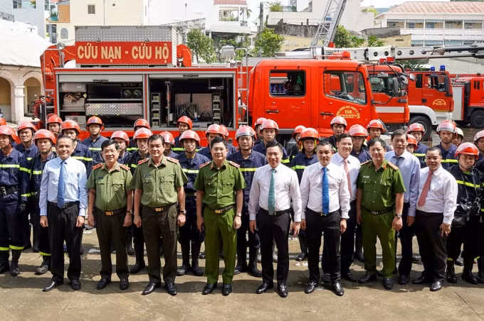 Lãnh đạo Bộ Công an, Công an TP.HCM, Lãnh đạo Phòng Cảnh sát PCCC và CNCH, Lãnh đạo Tập đoàn Hưng Thịnh,đại diện Hiệp hội BĐS TP.HCM và Hiệp hội Doanh nghiệp TP.HCM cùng chụp hình lưu niệm với các chiến sĩ PCCC và CNCH.