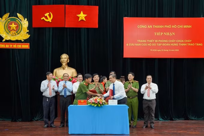 Ông Nguyễn Văn Cường - Phó Chủ tịch Tập đoàn Hưng Thịnh và Đại tá Nguyễn Thanh Hưởng - Phó Giám đốc Công an TP.HCM thực hiện nghi thức ký kết biên bản giao nhận trang thiết bị PCCC và CNCH.