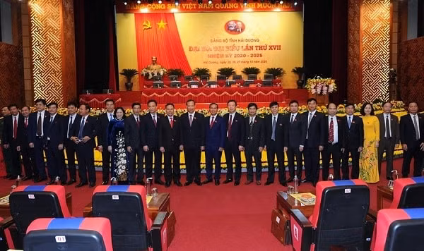 Các đồng chí lãnh đạo tỉnh cùng các đại biểu trước giờ làm việc của Đại hội