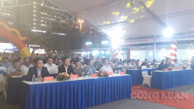 Quang cảnh đêm khai mạc Tuần giới thiệu sản phẩm hải sản và sản phẩm OCOP Quảng Ninh tại Hà Nội. Ảnh: Nguyễn Quân.
