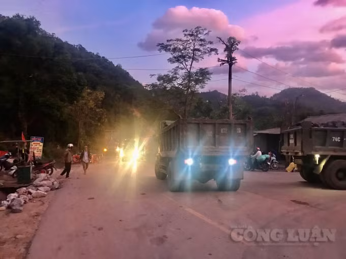 Dù trời đã nhá nhem tối nhưng đơn vị thi công vẫn làm việc hết sức khẩn trương, nỗ lực để sớm thông đường, đảm bảo an toàn giao thông