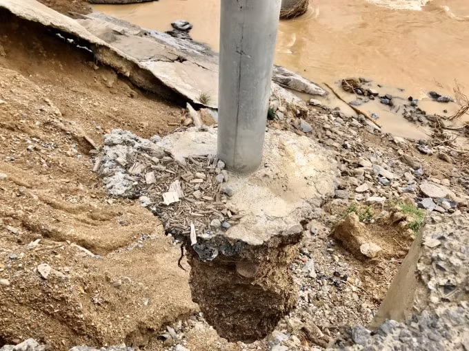 Những trụ hộ lan đã không còn nằm ở vị trí cũ, trực chờ rơi xuống dòng sông Đakrông
