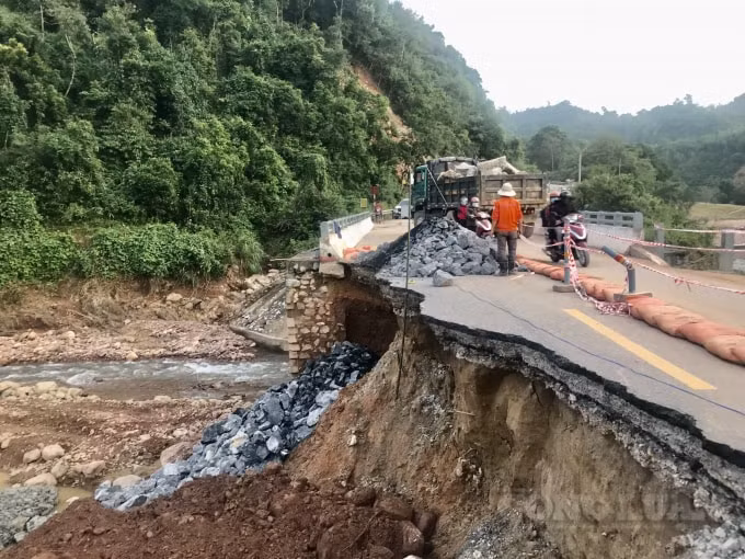 Tại vị trí chân cầu Tà Lềng thuộc Km257+600 đường Hồ Chí Minh nhánh Tây (xã Tà Long, huyện DaKrong, tỉnh Quảng Trị) đã xảy ra sự cố sạt lở taluy âm khiến tuyến đường bị sụt nứt