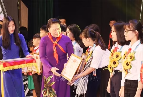 Chủ tịch Quốc hội Nguyễn Thị Kim Ngân tặng Bằng khen cho các đại biểu cháu ngoan Bác Hồ tại Đại hội. Ảnh: TTXVN