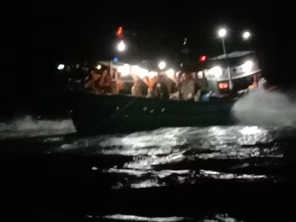 Tàu cá TG 91520 TS bị mắc cạn