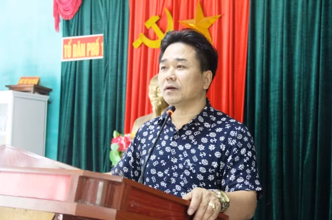 Chủ tịch Hiệp hội bất động sản Nghệ An Nguyễn Quốc Khánh ân cần hỏi thăm sức khỏe, động viên người dân nơi đây sớm vượt qua khó khăn, ổn định cuộc sống.