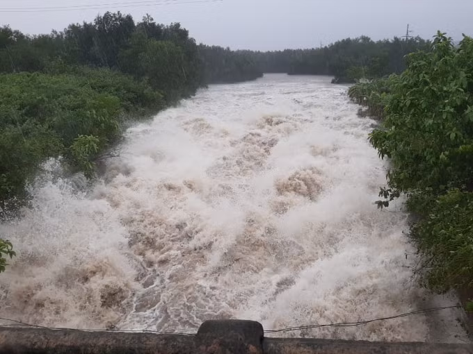 Hồ Kẻ Gỗ xả tràn