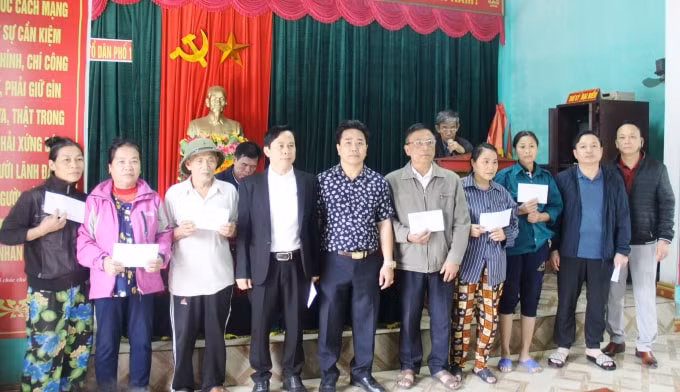 Hiệp hội bất động sản Nghệ An trao quà cho bà con vùng lũ ở TDP 12, thị trấn Cẩm Xuyên