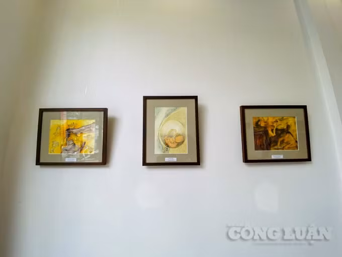 Những bức tranh tại triển lãm đều được vẽ từ nhiều chất liệu khác nhau.