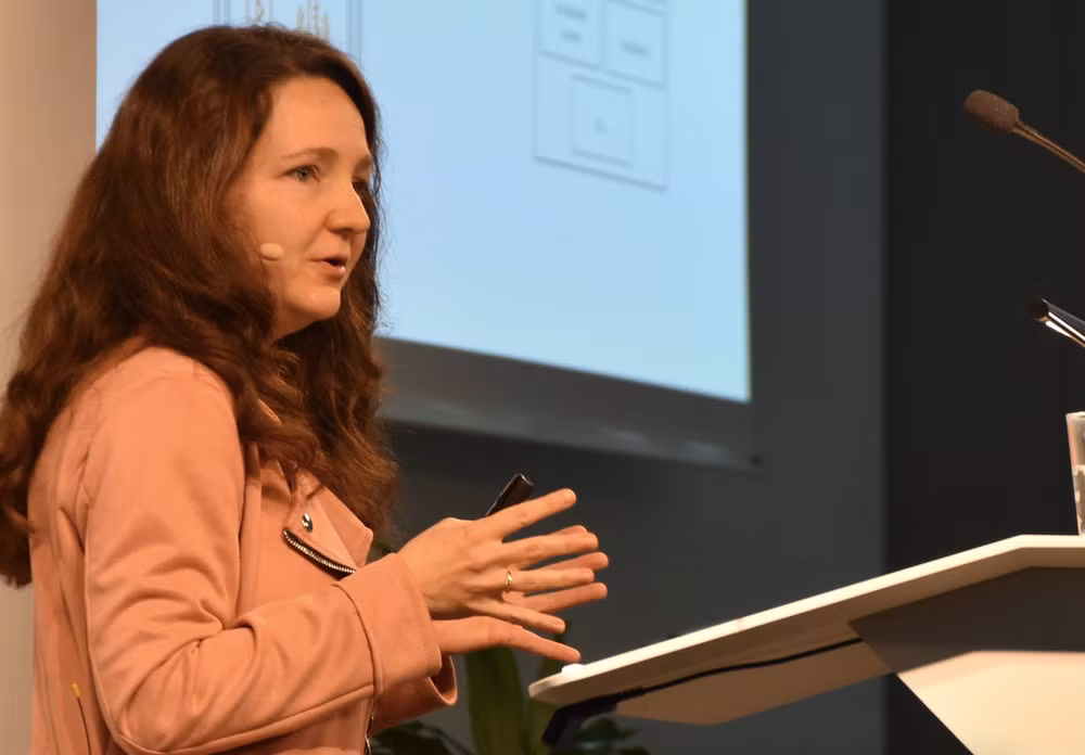 Janina Reimann phát biểu trên sân khấu tại Diễn đàn Trí tuệ Nhân tạo Frankfurt của WAN-IFRA. Ảnh: Rocío Valderrábano