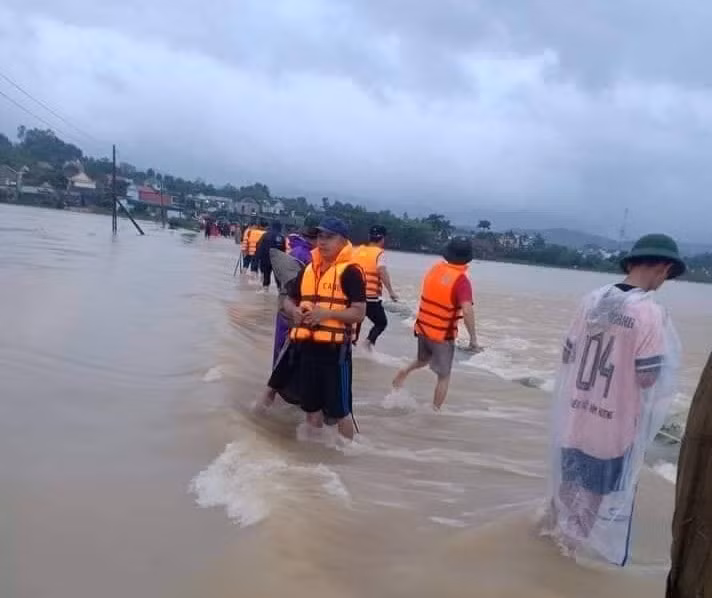 nghe an no luc tim kiem hai vo chong di kham benh ve bi nuoc cuon mat tich hinh 1