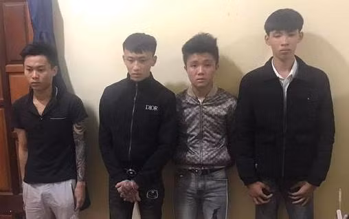gia lai nam thanh nien bi danh trong thuong vi nhin ban nhau ben canh hinh 1