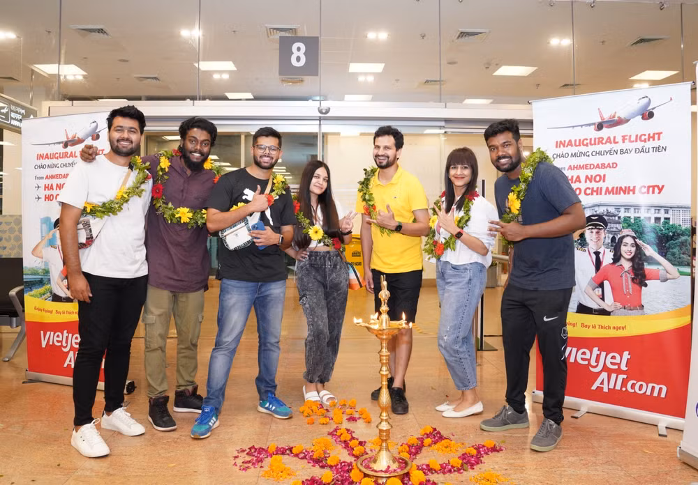 tung bung chao don du khach bay vietjet tu ahmedabad an do den voi viet nam hinh 2