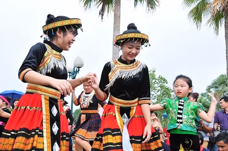 800 nguoi trinh dien trang phuc truyen thong cac dan toc thieu so khu vuc phia bac hinh 2