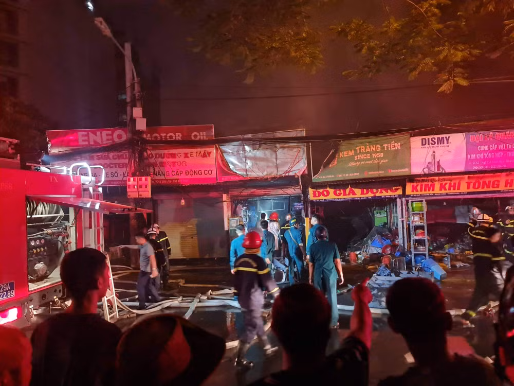 ha noi 3 ngoi nha boc chay ngun ngut trong dem hinh 1