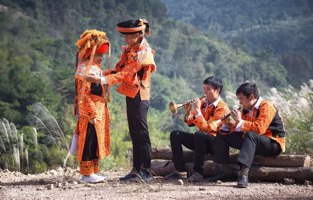 lien hoan trinh dien trang phuc truyen thong cac dan toc thieu so viet nam khu vuc phia bac hinh 1