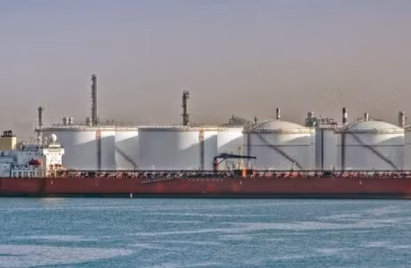 Tàu chở dầu xếp hàng cả tháng khi cảng Venezuela quá tải