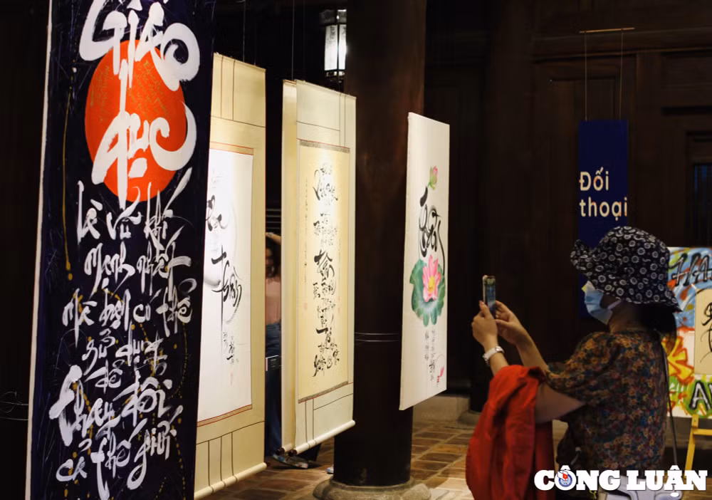 an tuong voi trien lam doi thoai thu phap va graffiti tai van mieu quoc tu giam hinh 6