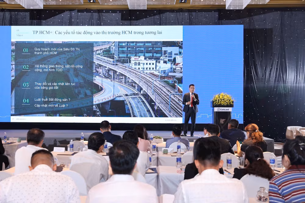 Ông Võ Huỳnh Tuấn Kiệt - Giám đốc bộ phận tiếp thị nhà ở CBRE Việt Nam chia sẻ tại hội thảo.