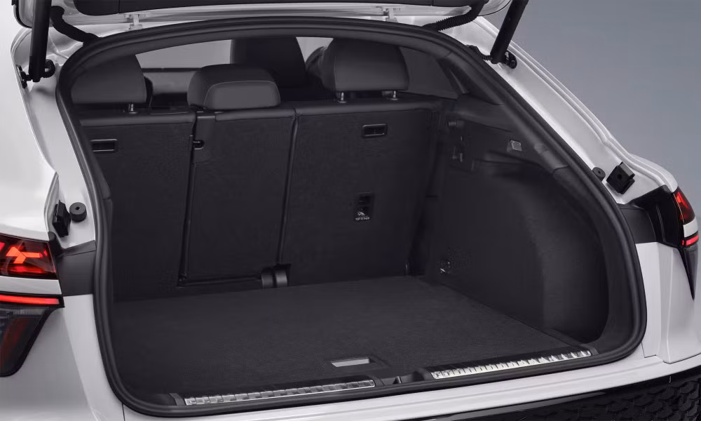 Dung tích khoang hành lý nhỏ hơn so với bản thường - Ảnh: Audi