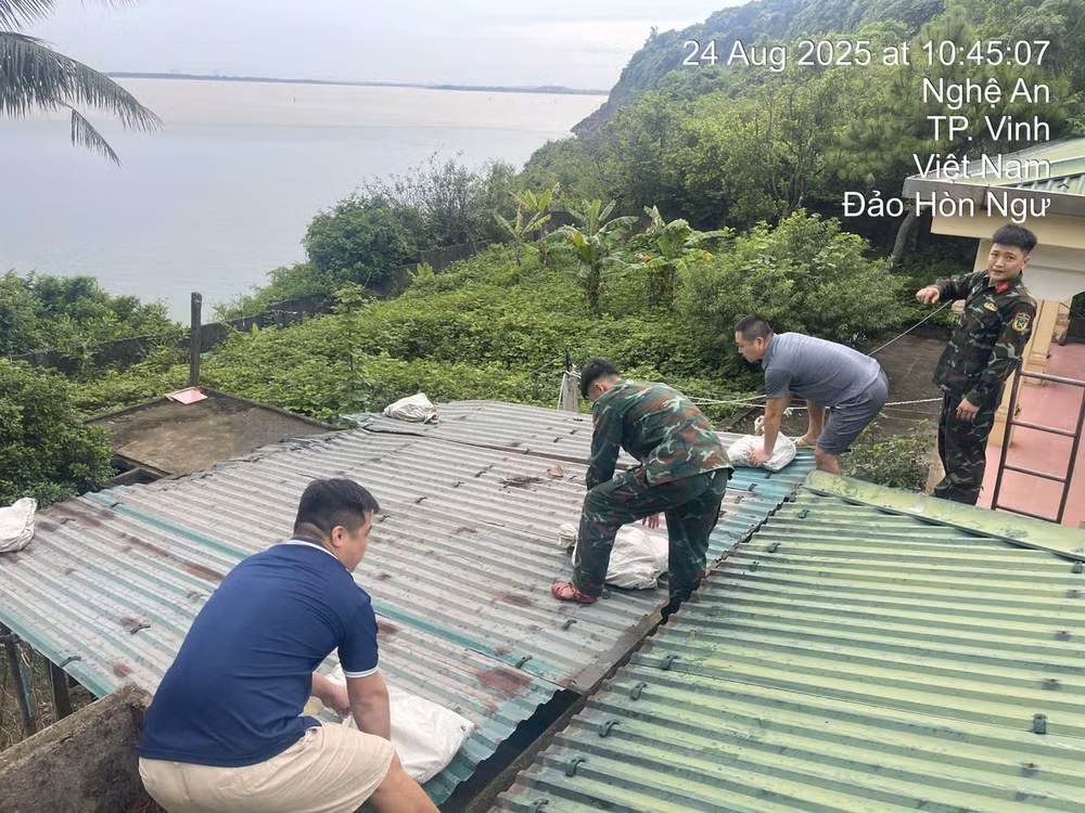 Người dân đặt các bao cát trên mái, ứng phó với bão (ảnh K