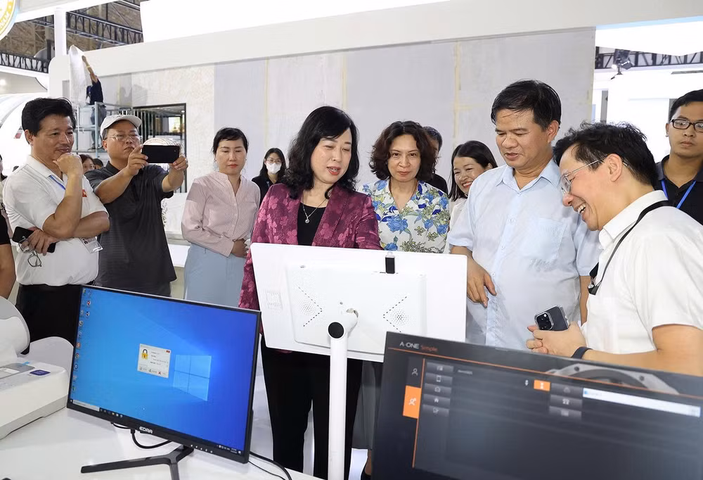 Trục 3: Trưng bày thiết bị y tế hiện đại, sản phẩm số, mô hình 3D.